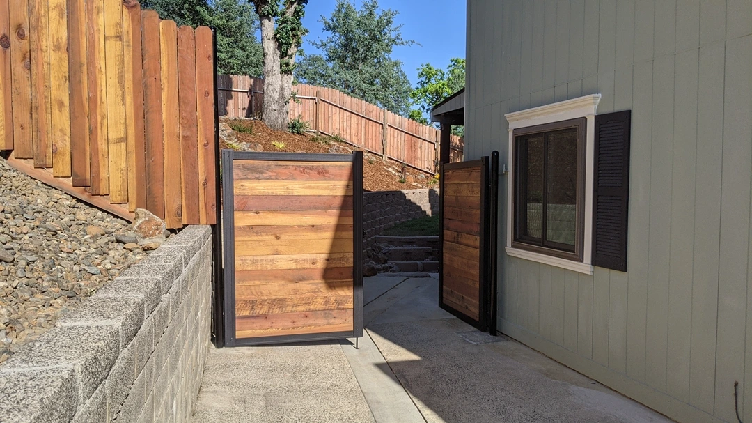 FenceTec Fence with Horizontal wood infill