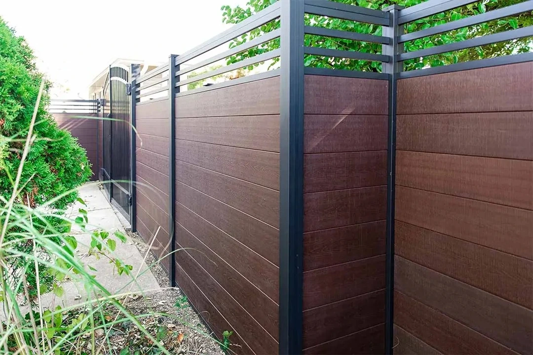 FenceTec Fence with Horizontal wood infill