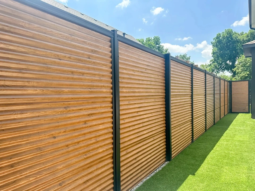 FenceTec Fence with Horizontal metal infill